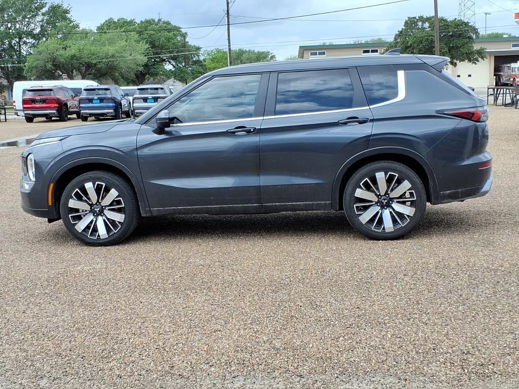 Used 2025 Mitsubishi Outlander SE AWD/4WD image 2