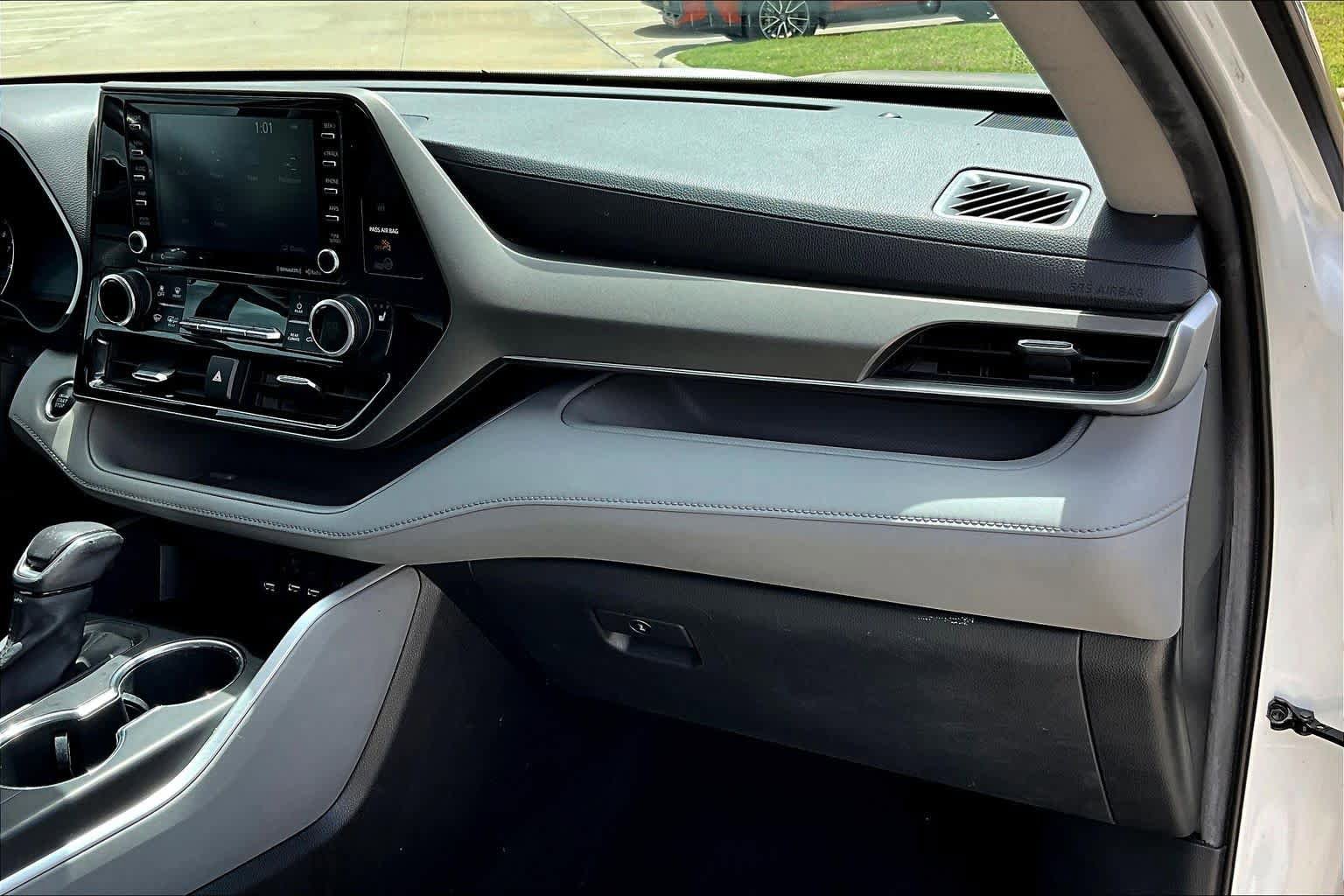 Used 2020 Toyota Highlander XLE FWD image 19