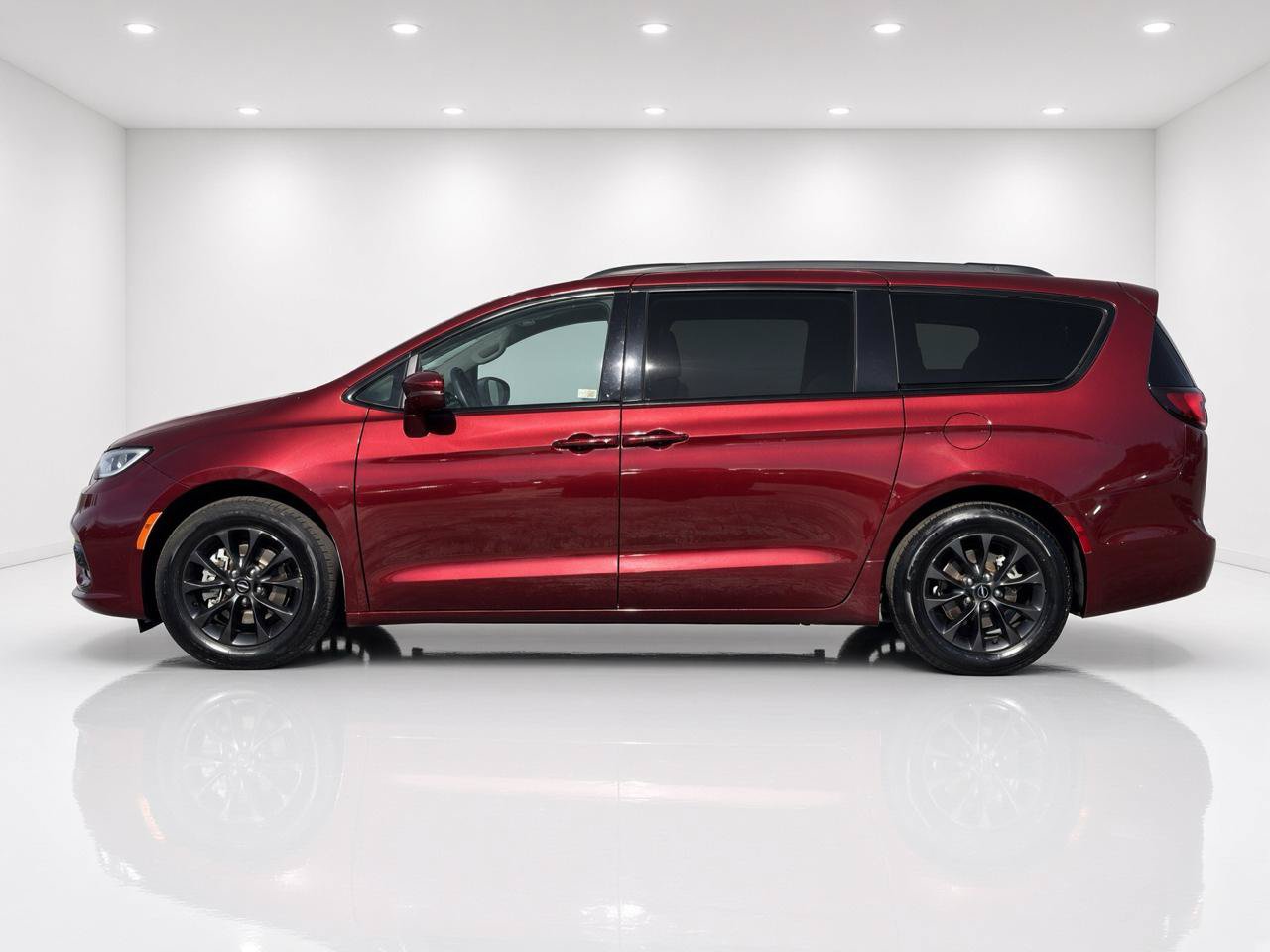 Used 2021 Chrysler Pacifica Touring-L w/ S Appearance Package FWD image 2