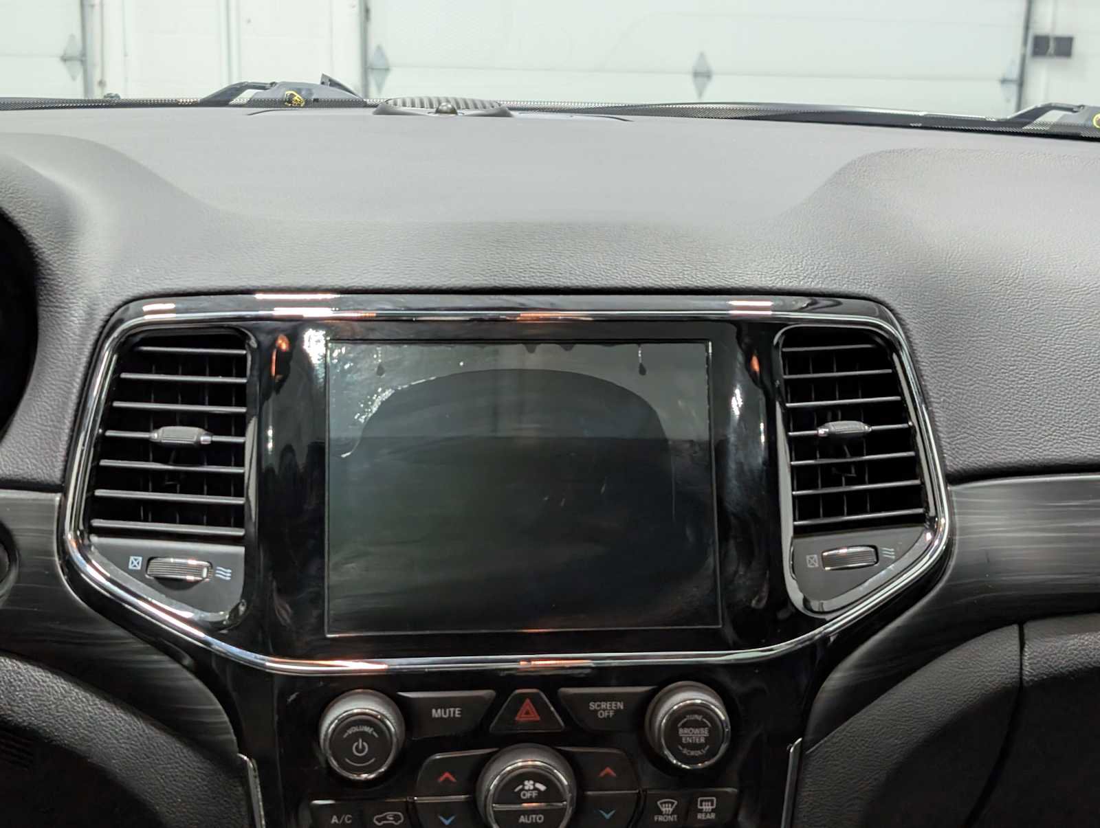 Used 2020 Jeep Grand Cherokee Laredo w/ Laredo X Package image 17