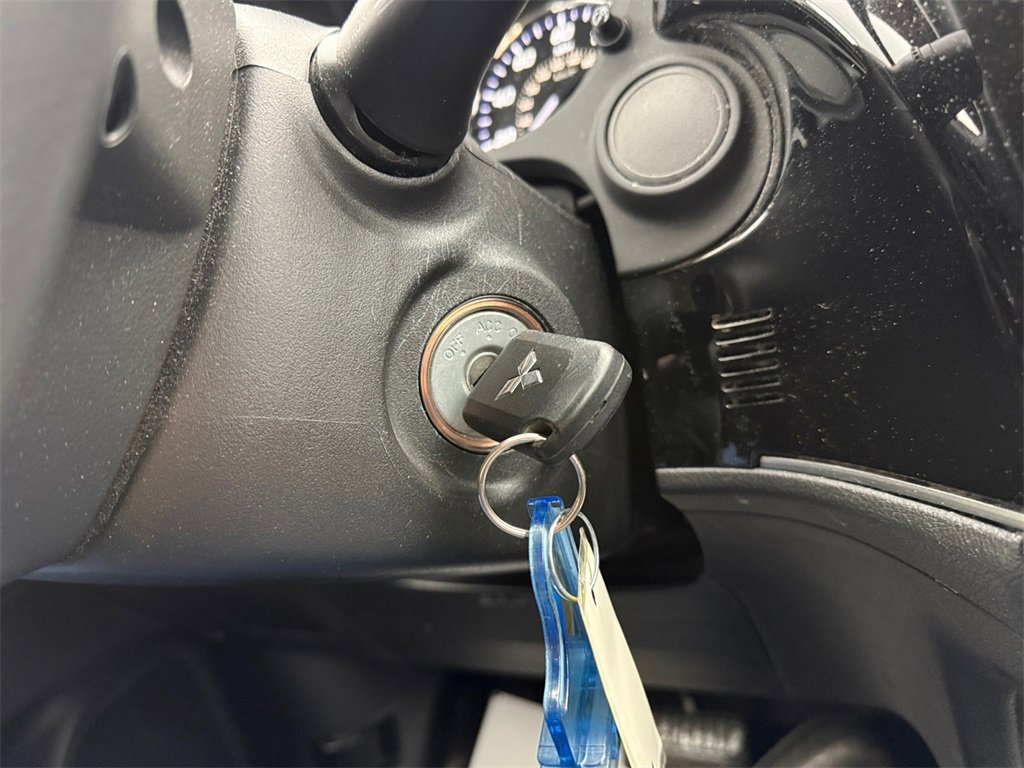 Used 2020 Mitsubishi Outlander ES image 29