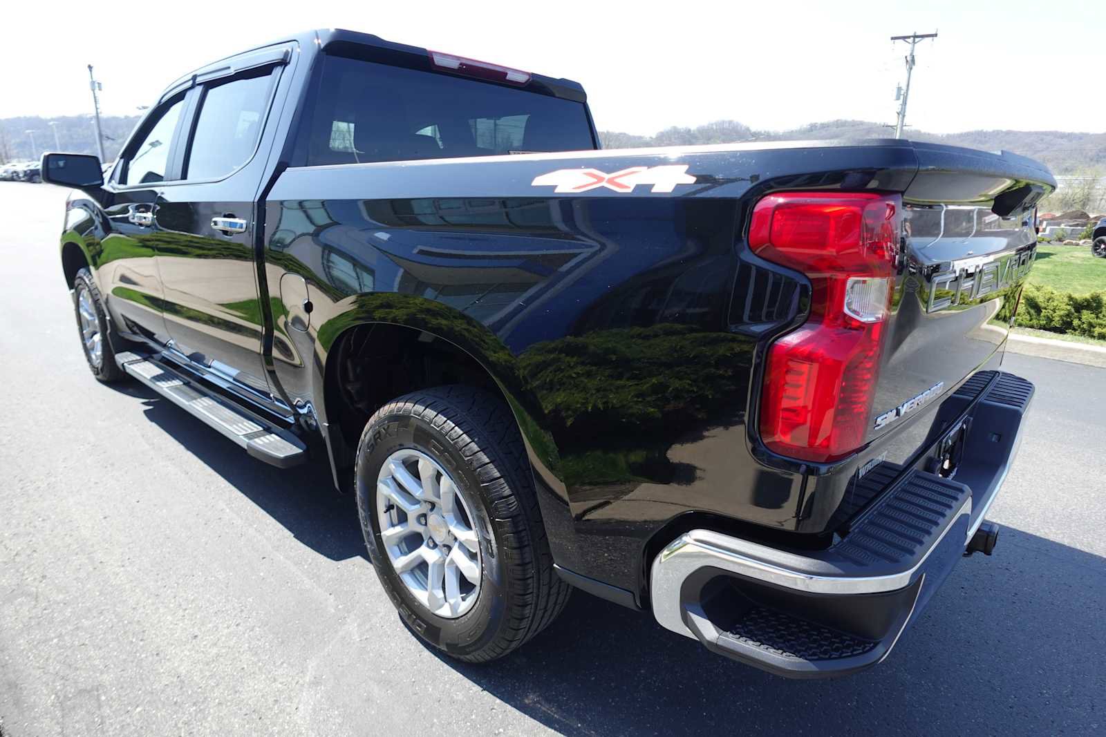 Used 2022 Chevrolet Silverado 1500 LT AWD/4WD image 6