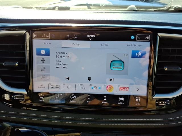 Used 2025 Chrysler Pacifica Limited image 13