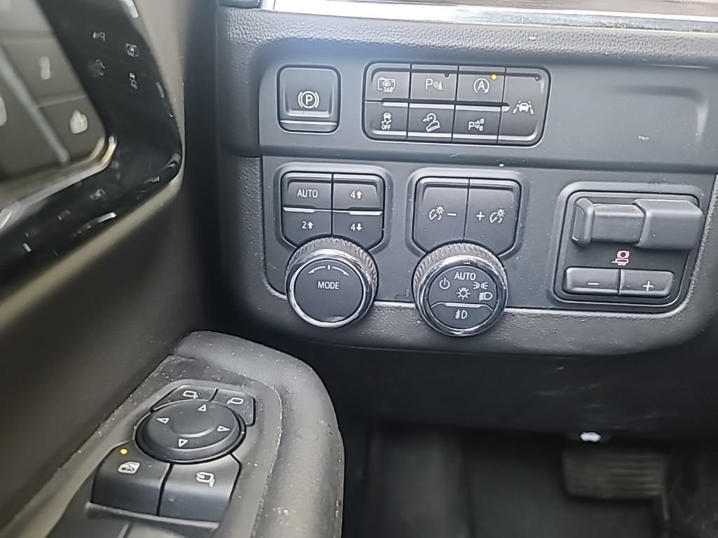 Used 2025 Chevrolet Suburban LT w/ Comfort Package AWD/4WD image 14