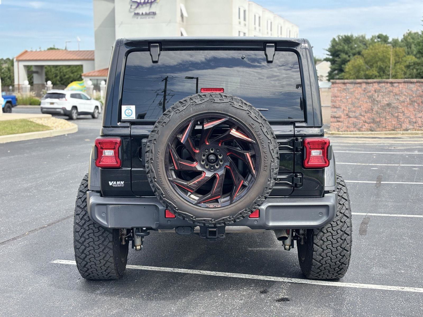Used 2024 Jeep Wrangler Unlimited Sahara w/ Technology Group AWD/4WD image 5