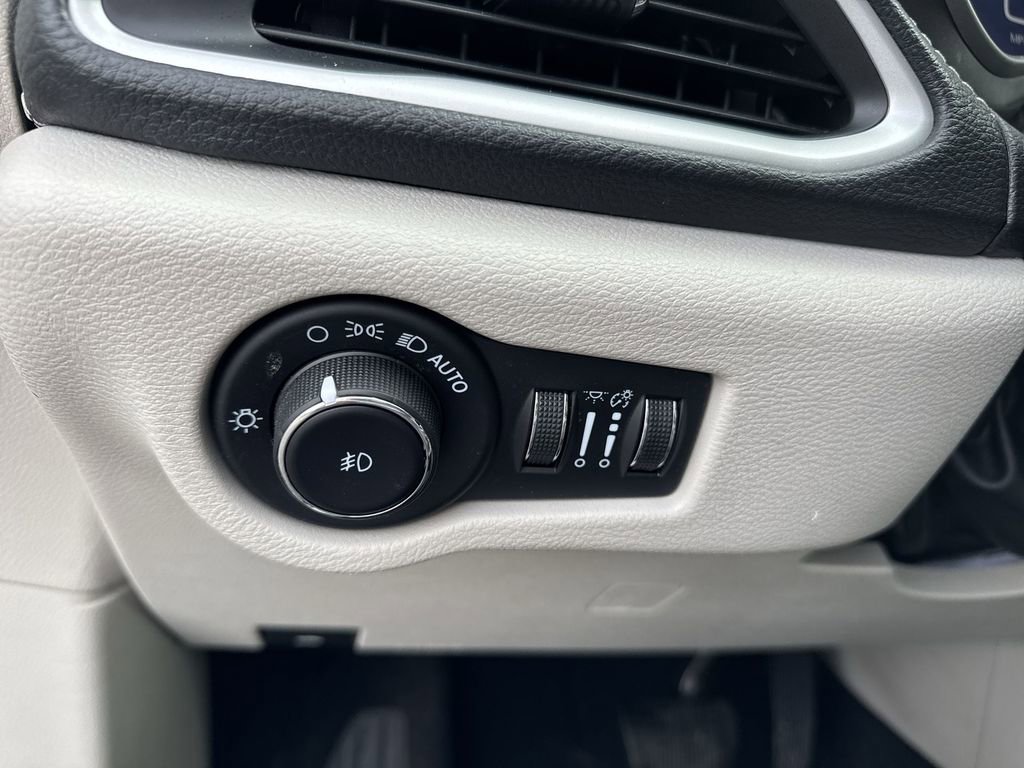 Used 2023 Chrysler Pacifica Touring-L image 17