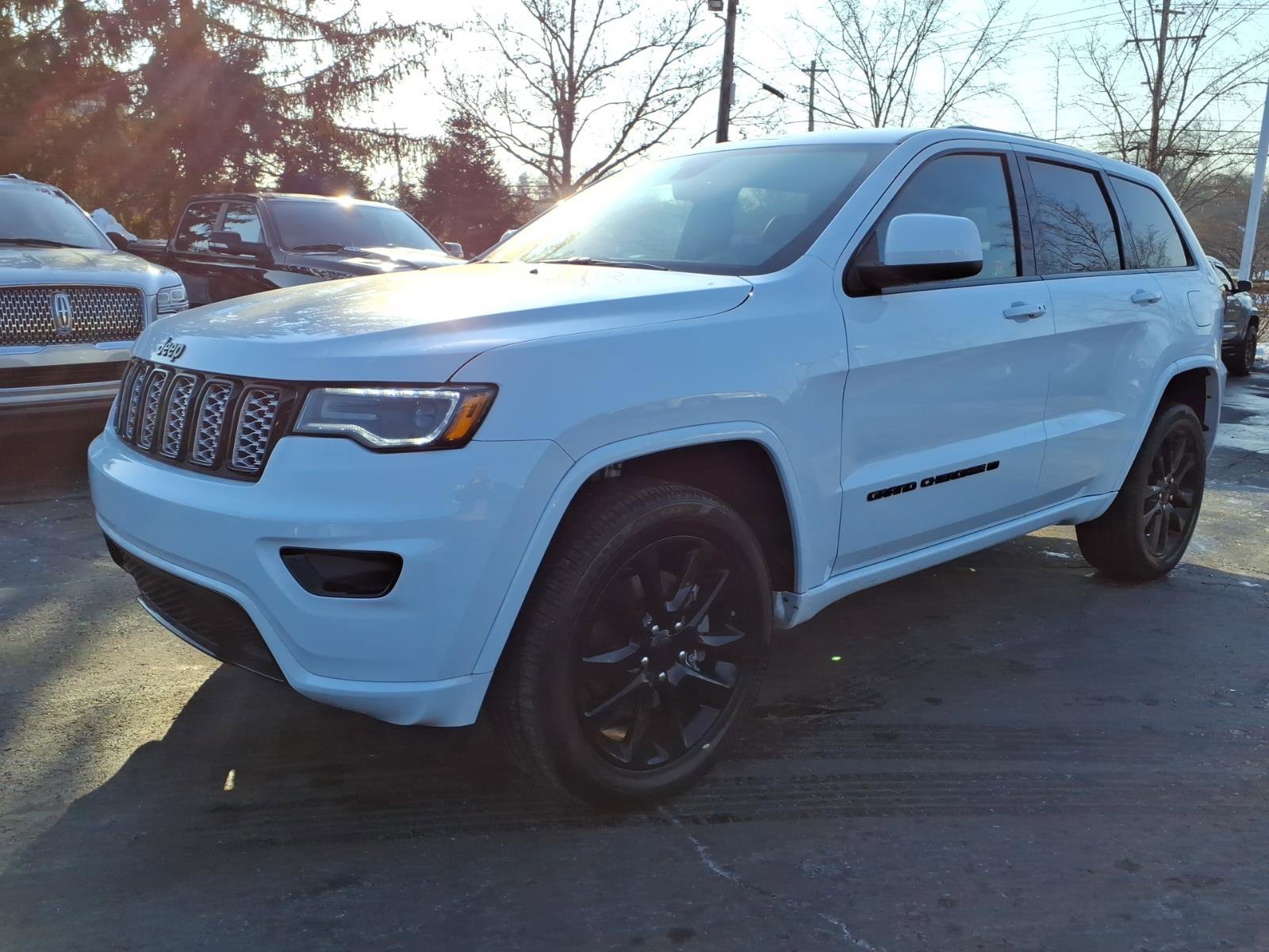 Used 2022 Jeep Grand Cherokee Laredo X image 3