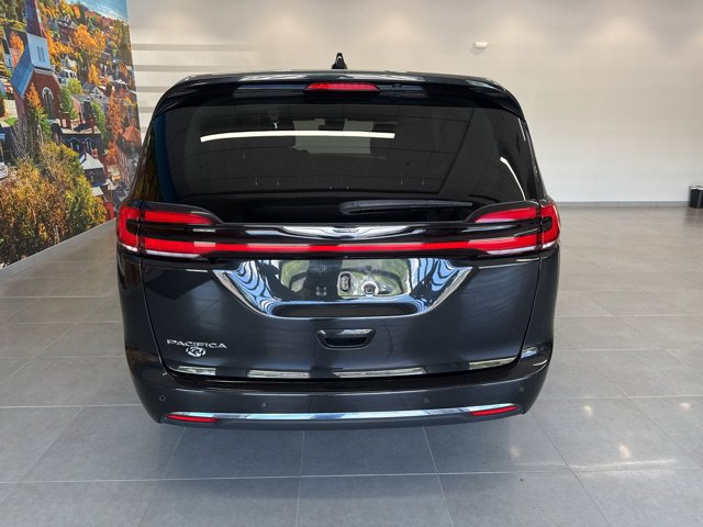 Used 2023 Chrysler Pacifica Touring-L FWD image 5