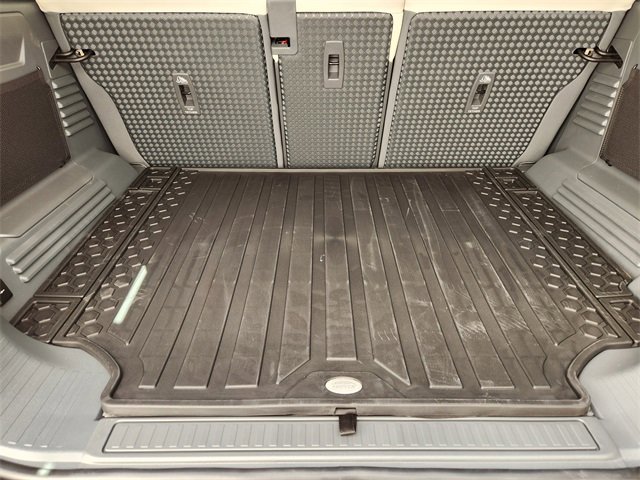 New 2024 Land Rover Defender 110 SE image 31