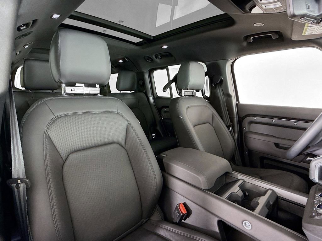 Used 2025 Land Rover Defender 130 X-Dynamic SE image 14