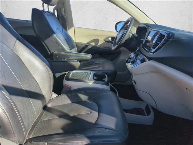 Used 2022 Chrysler Pacifica Touring-L image 21