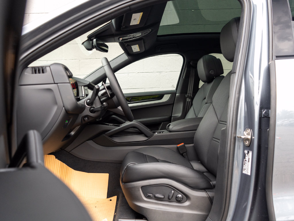 New 2026 Porsche Cayenne Coupe AWD/4WD image 17