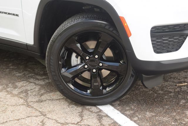 Used 2024 Jeep Grand Cherokee Altitude AWD/4WD image 30