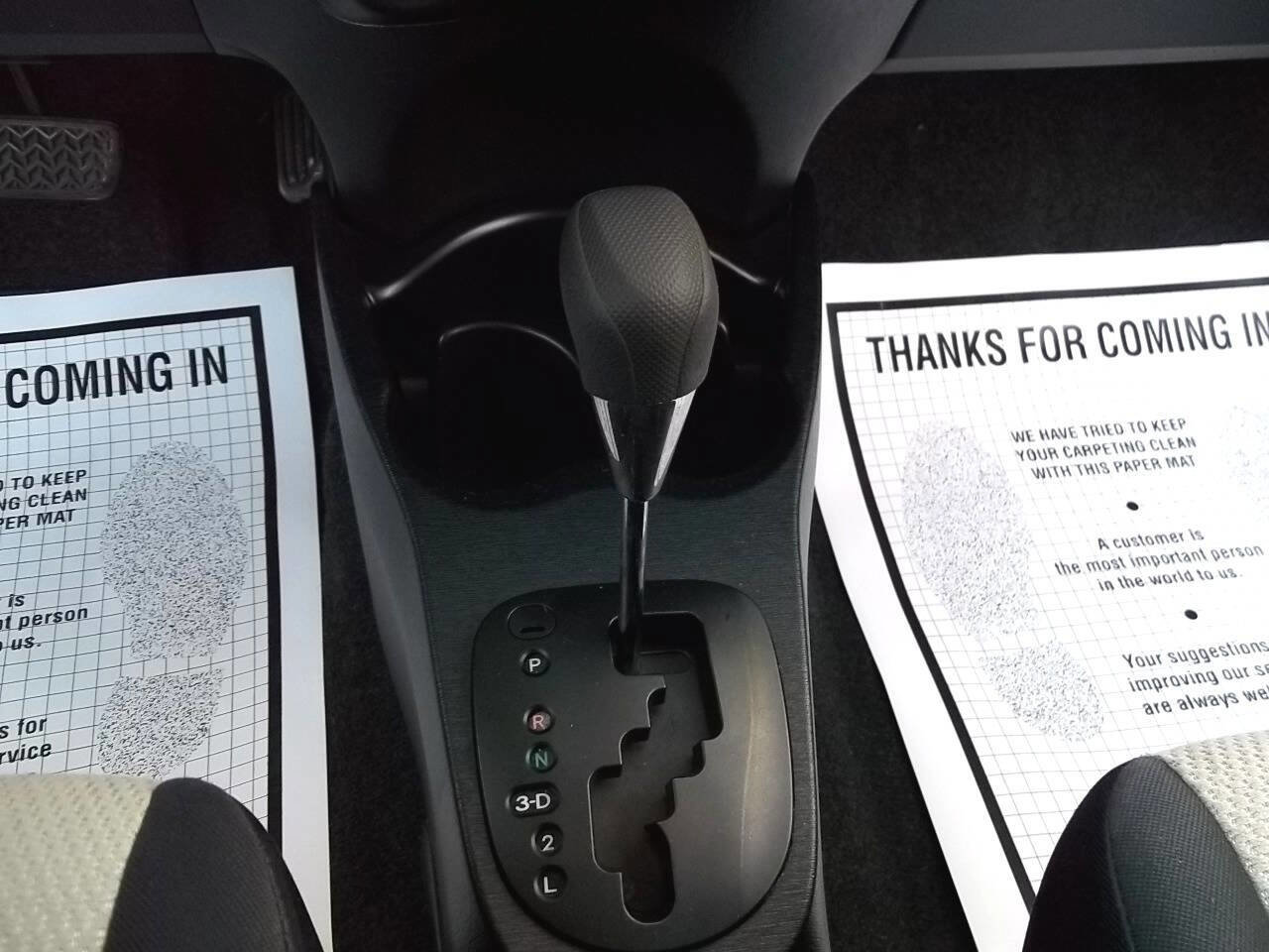 Used 2012 Toyota Yaris L image 8