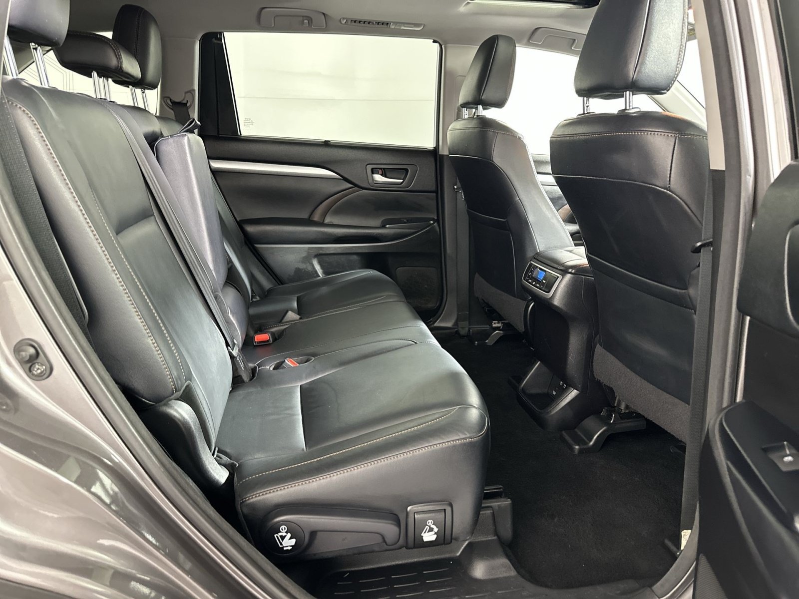Used 2017 Toyota Highlander XLE AWD/4WD image 28