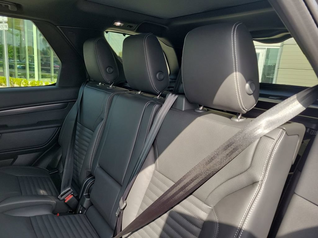 New 2025 Land Rover Discovery Metropolitan Edition AWD/4WD image 15
