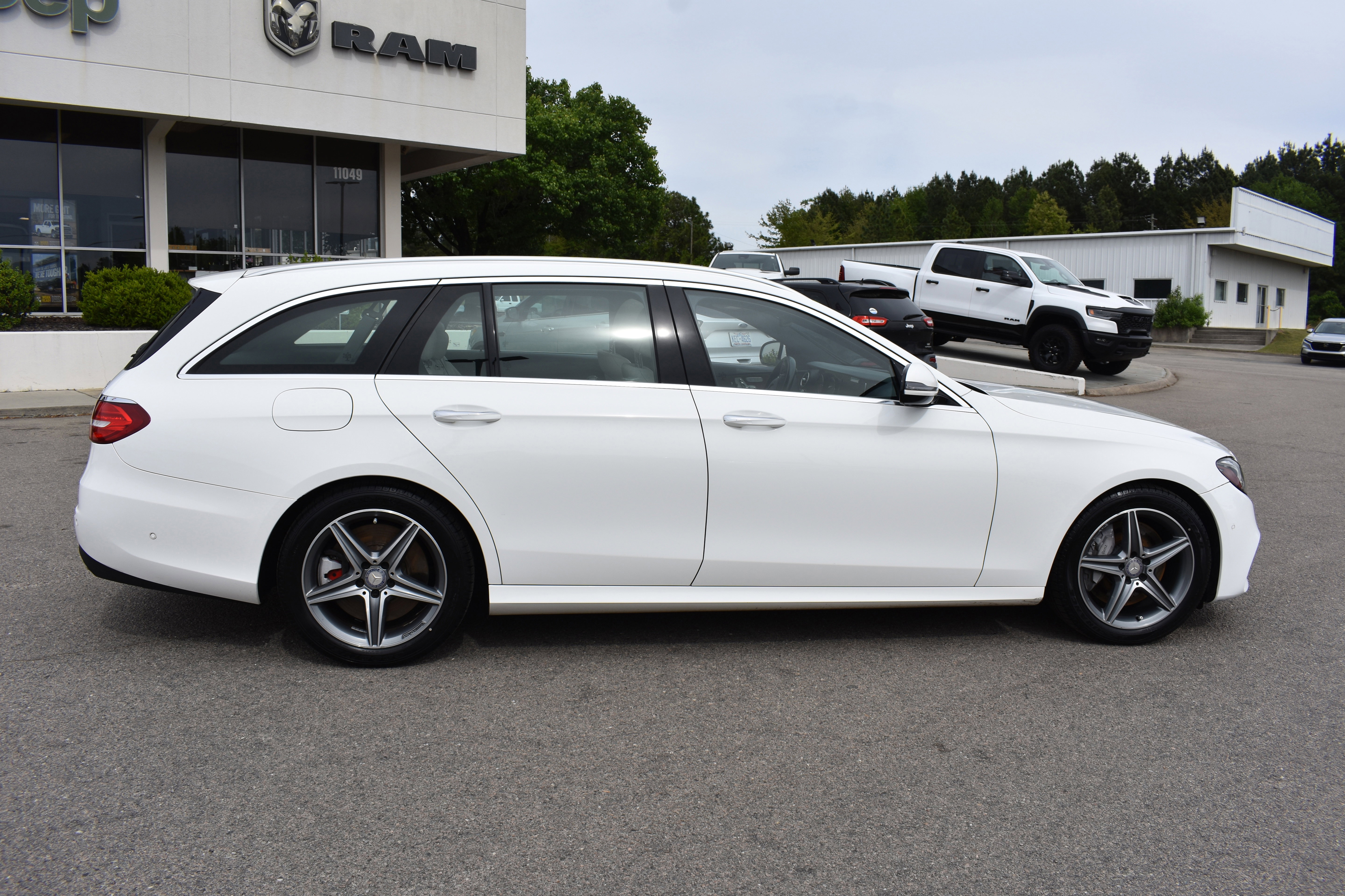 Used 2017 Mercedes-Benz E 400 4MATIC Wagon image 10