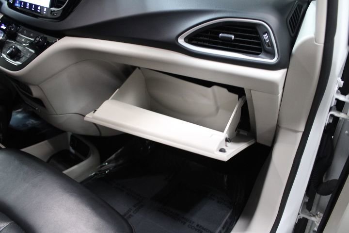 Used 2023 Chrysler Pacifica Touring-L image 25