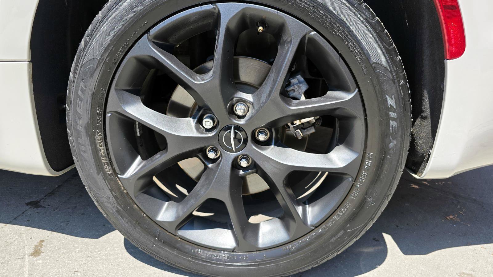 Used 2021 Chrysler Pacifica Touring-L w/ Uconnect Theater Family Group AWD/4WD image 25