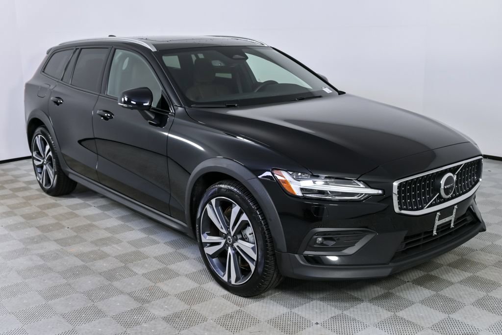 Certified 2025 Volvo V60 B5 Cross Country Plus image 27