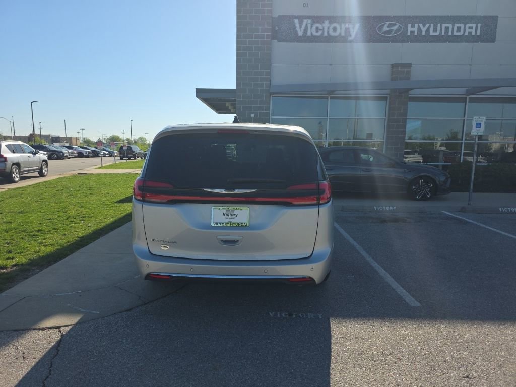 Used 2024 Chrysler Pacifica Touring-L FWD image 6
