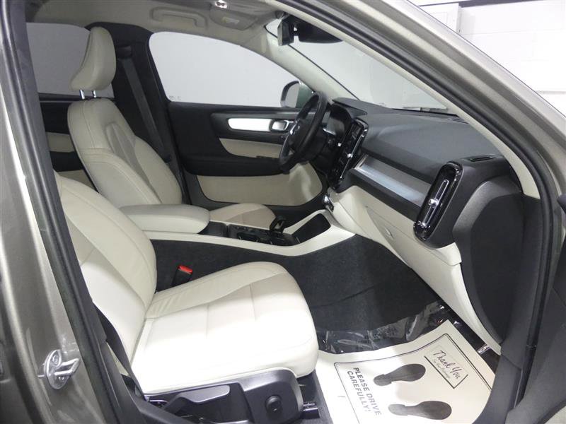 Used 2022 Volvo XC40 T5 Momentum image 23