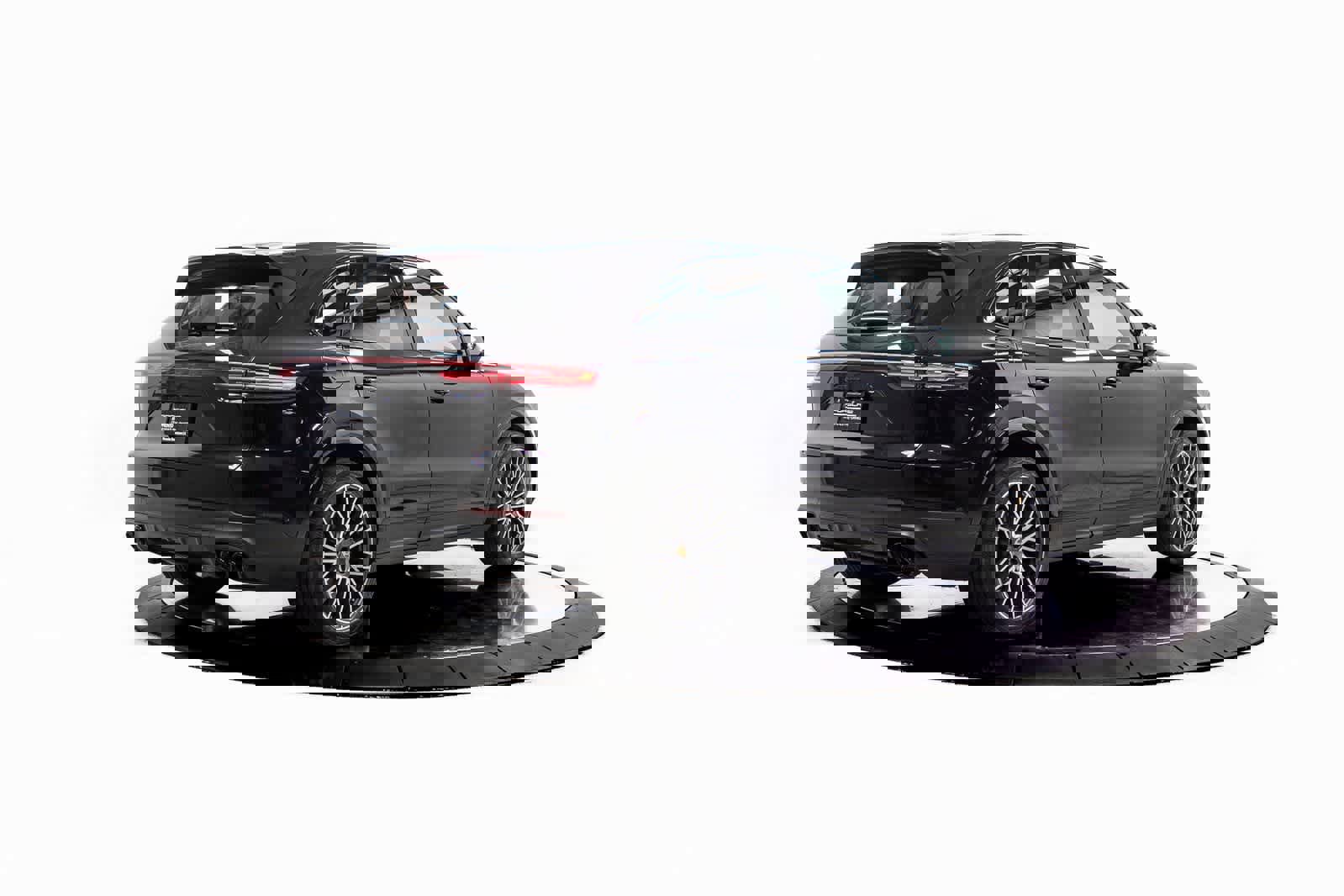 Certified 2023 Porsche Cayenne Platinum Edition image 7