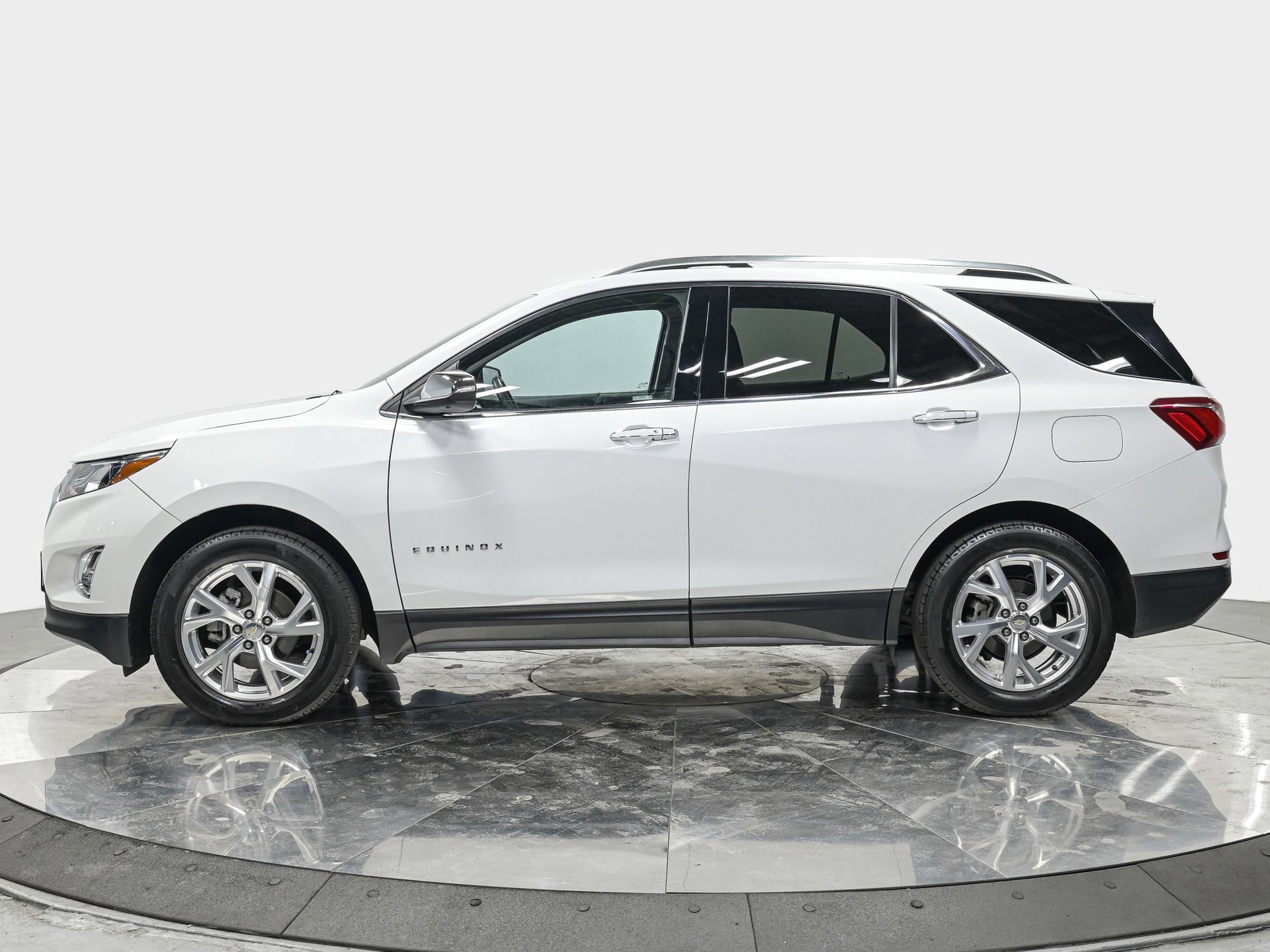 Used 2021 Chevrolet Equinox Premier image 2
