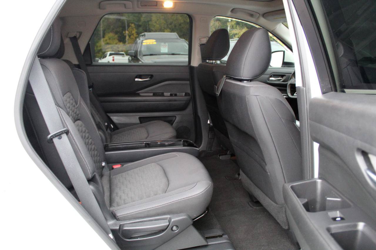 Used 2022 Nissan Pathfinder SV w/ SV Premium Package FWD image 12