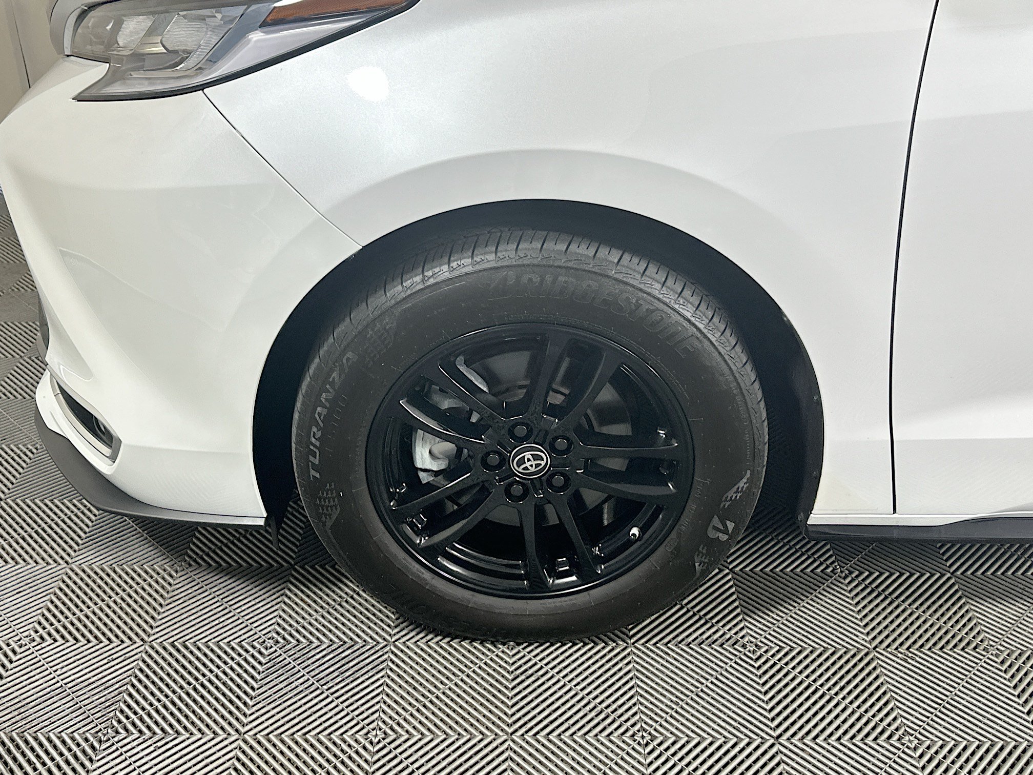 Used 2023 Toyota Sienna Limited FWD image 11