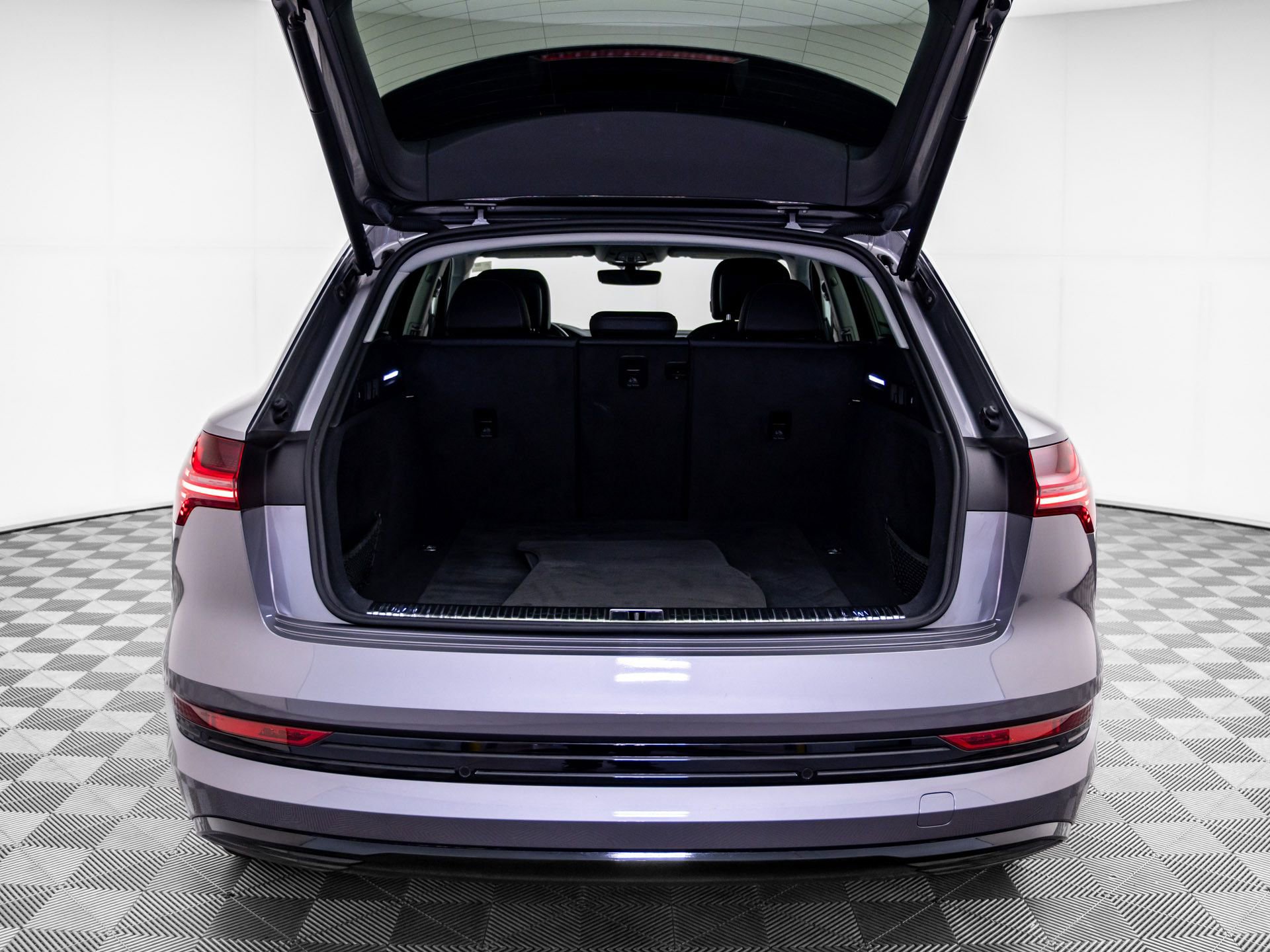 Used 2022 Audi e-tron Premium AWD/4WD image 32