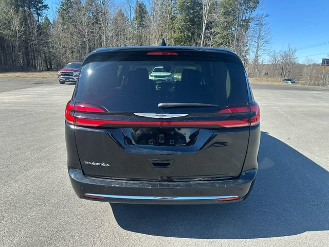 Used 2024 Chrysler Pacifica Touring-L FWD image 4