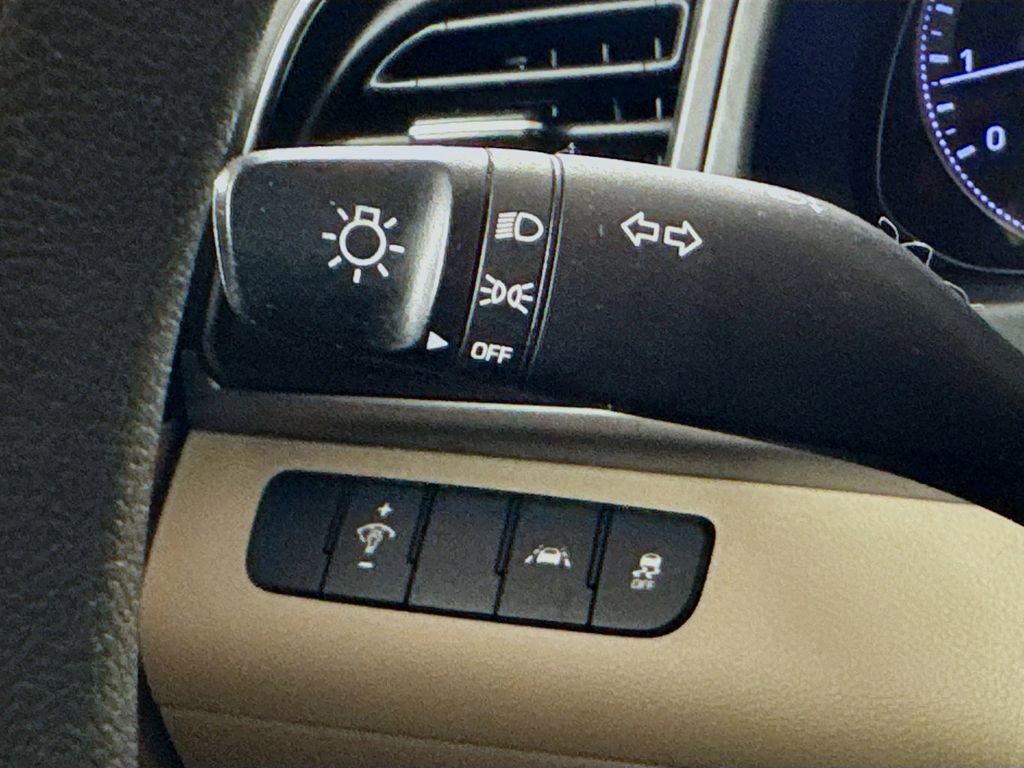 Used 2020 Hyundai Elantra SE w/ Winter Weather Package image 12