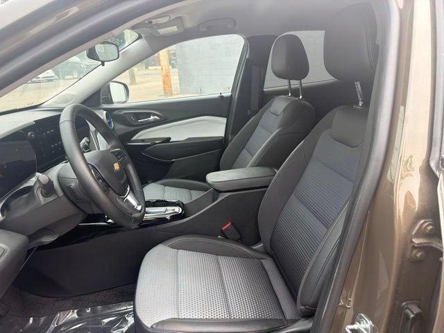 Used 2024 Chevrolet Trax LT w/ LT Convenience Package FWD image 3