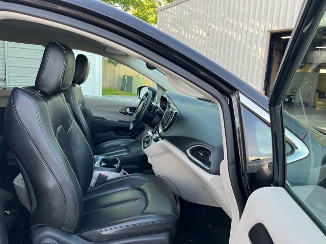 Used 2023 Chrysler Pacifica Touring-L FWD image 25