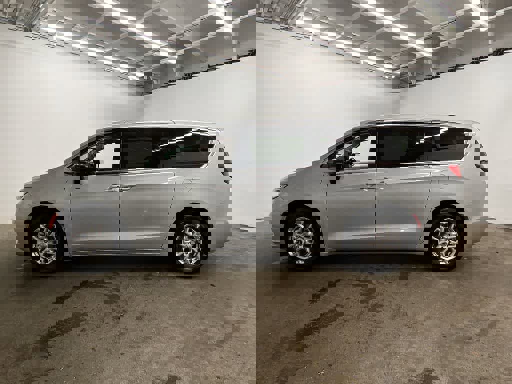 Used 2024 Chrysler Pacifica Touring-L image 3