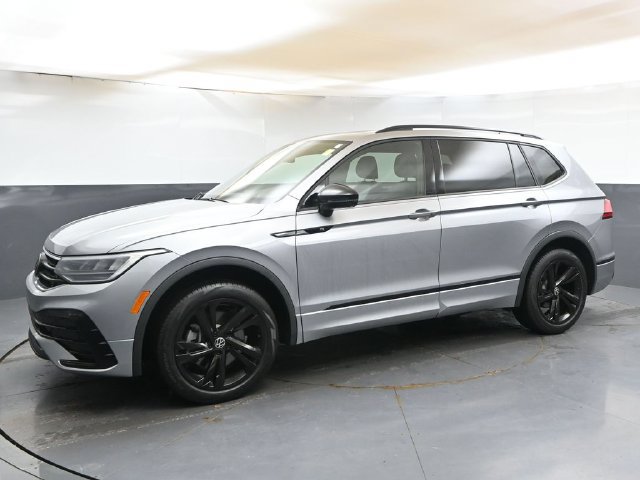 Used 2024 Volkswagen Tiguan SE R-Line AWD/4WD image 2