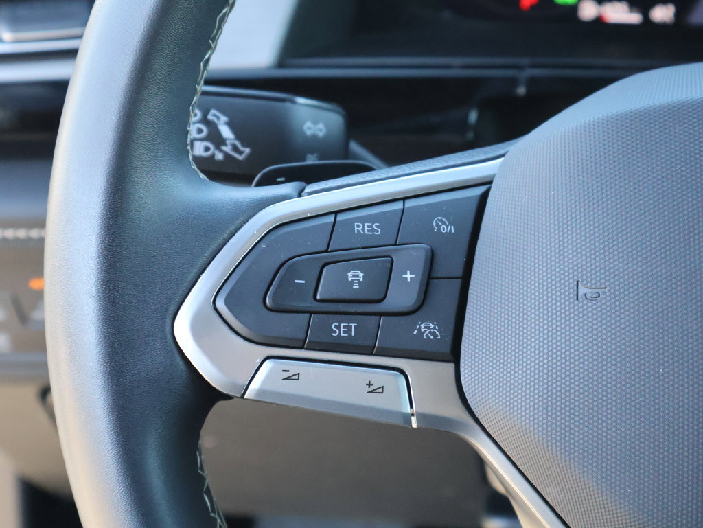 Certified 2024 Volkswagen Atlas Cross Sport SE w/ Panoramic Sunroof Package AWD/4WD image 31