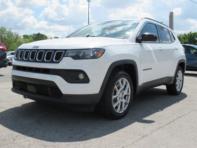 Used 2023 Jeep Compass Latitude image 3