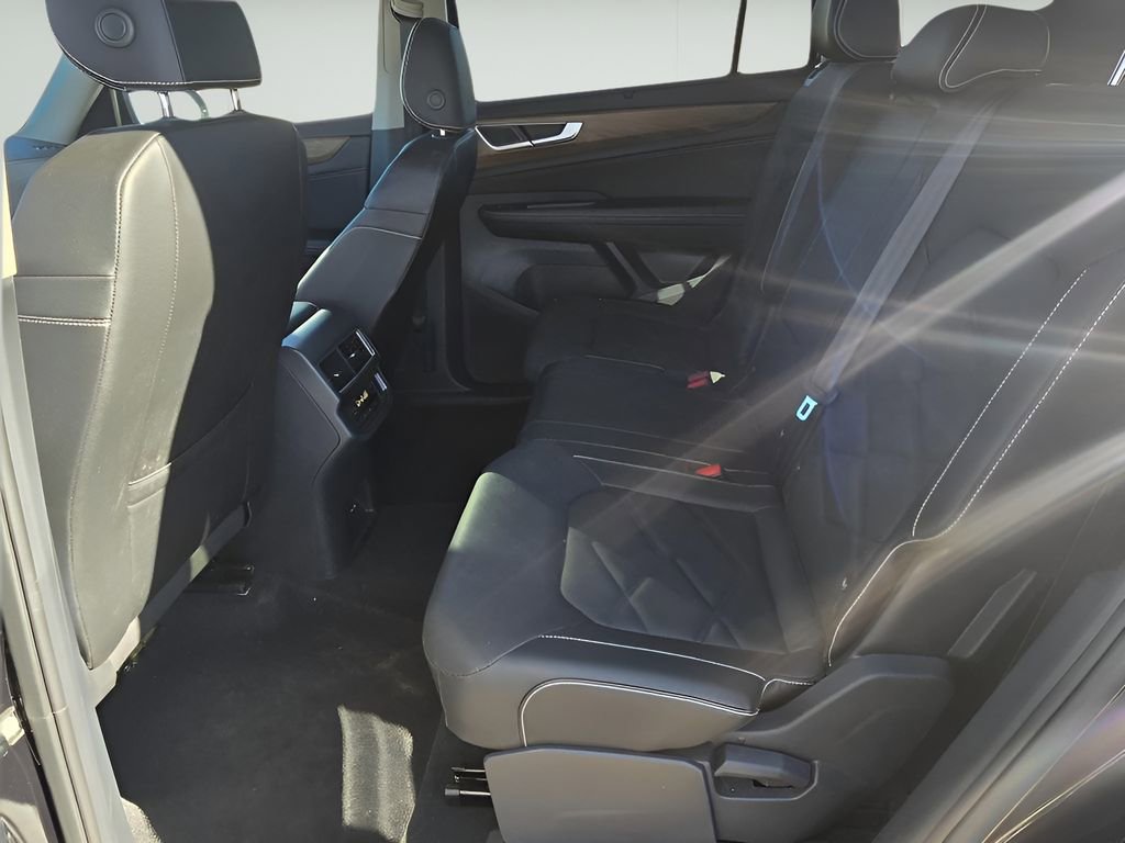 Used 2025 Volkswagen Atlas SE image 14