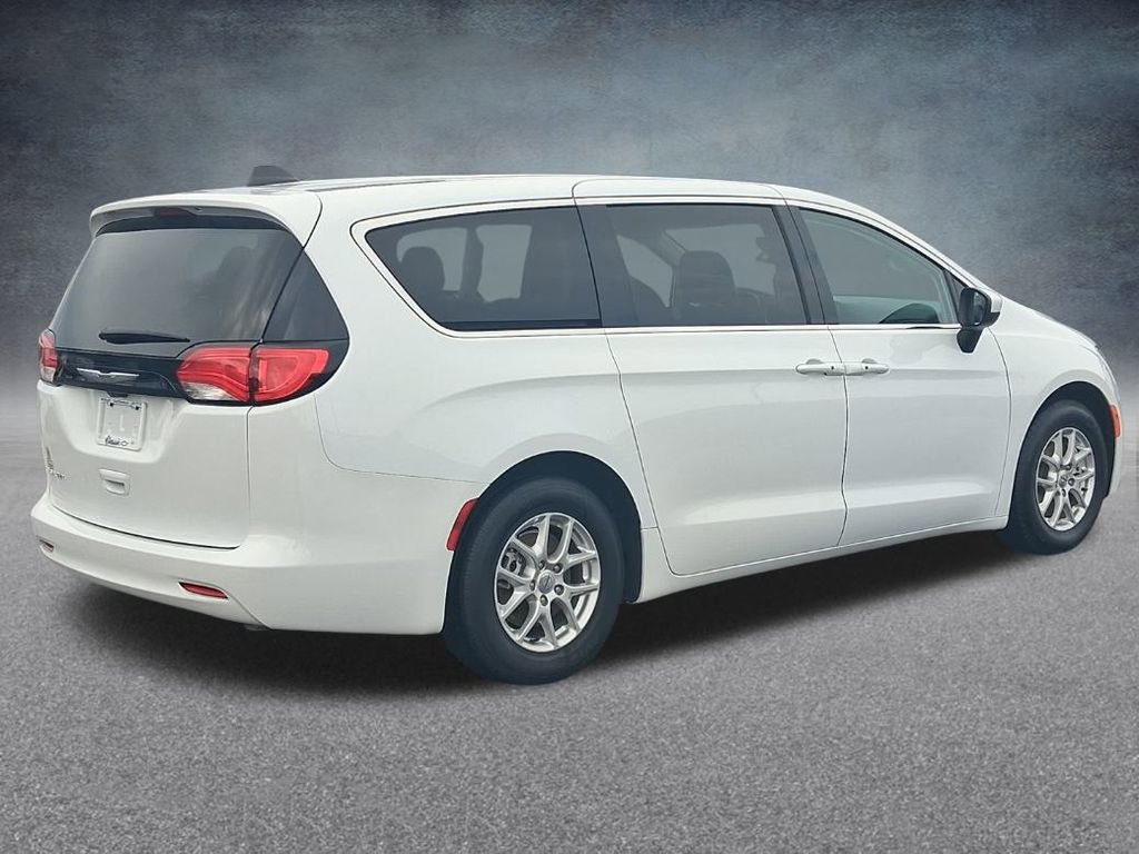 Used 2023 Chrysler Voyager LX image 7