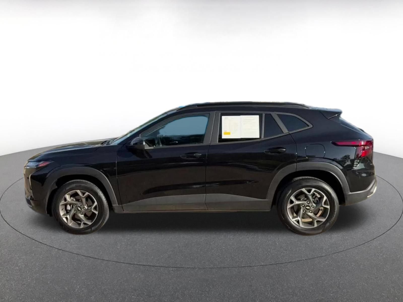 Used 2025 Chevrolet Trax LT w/ LT Convenience Package FWD image 9