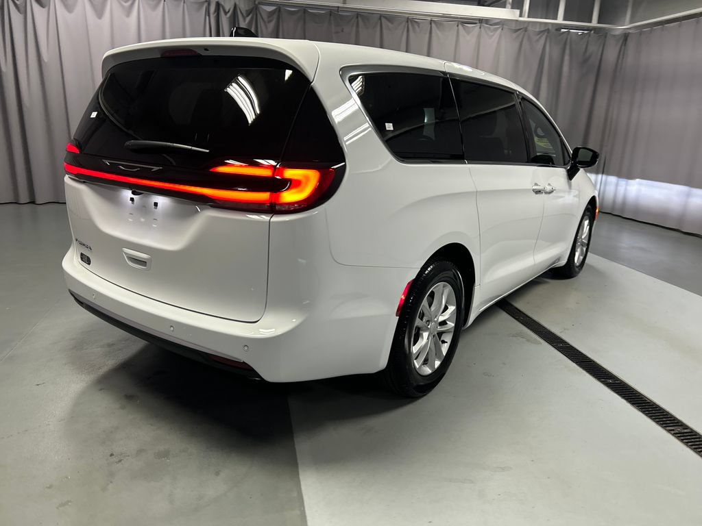 New 2027 Chrysler Pacifica Select FWD image 7