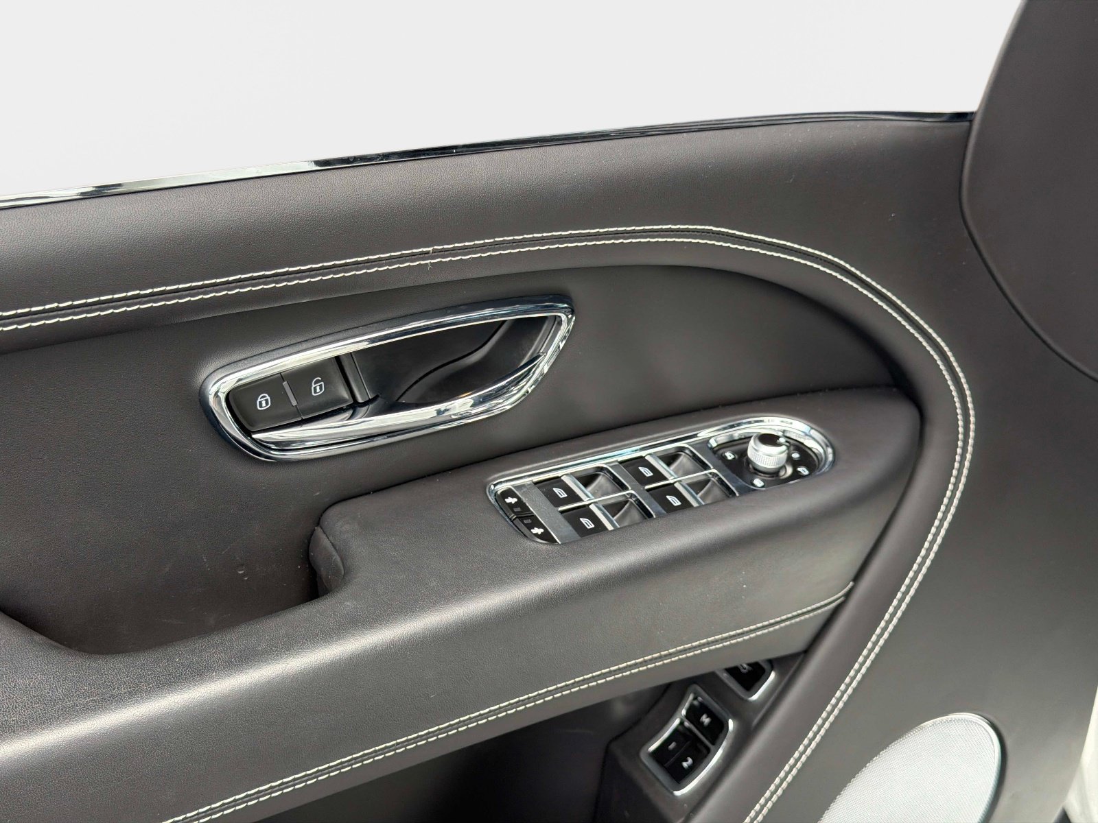 Used 2022 Bentley Bentayga AWD/4WD image 38