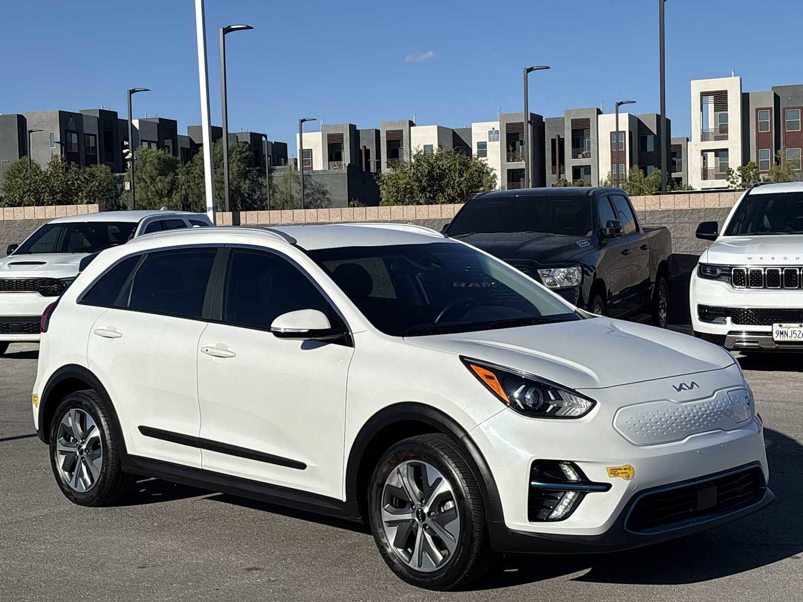 Used 2022 Kia Niro EX image 3