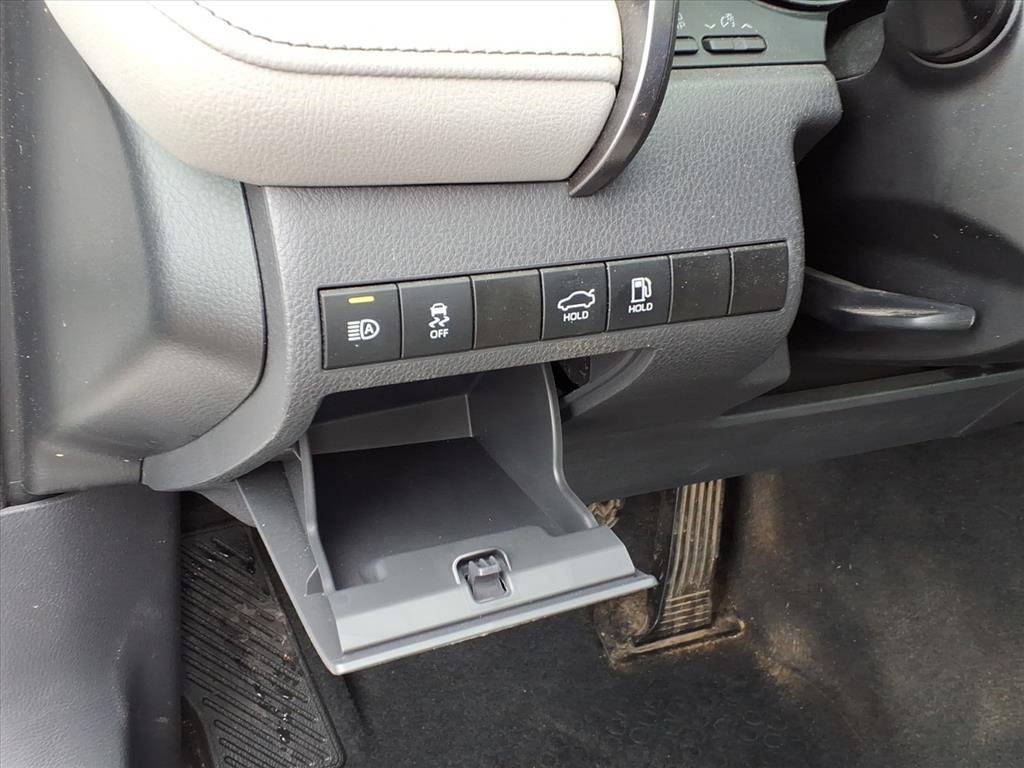 Certified 2022 Toyota Camry SE image 18