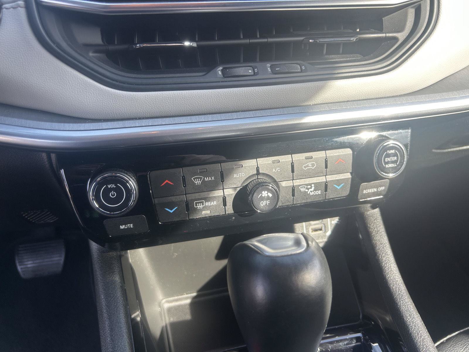 Used 2025 Jeep Compass Limited AWD/4WD image 19