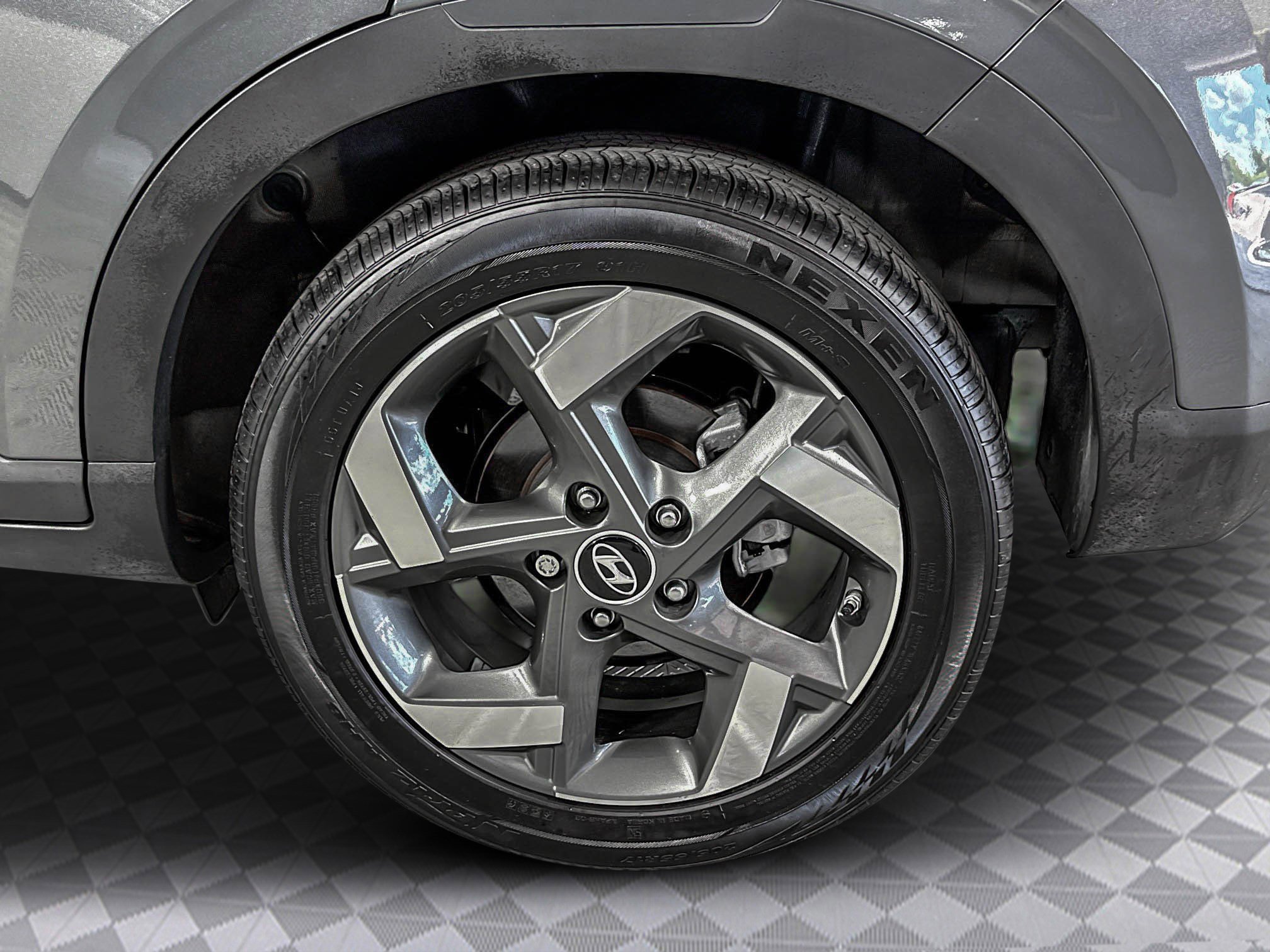 Used 2024 Hyundai Venue Limited image 30