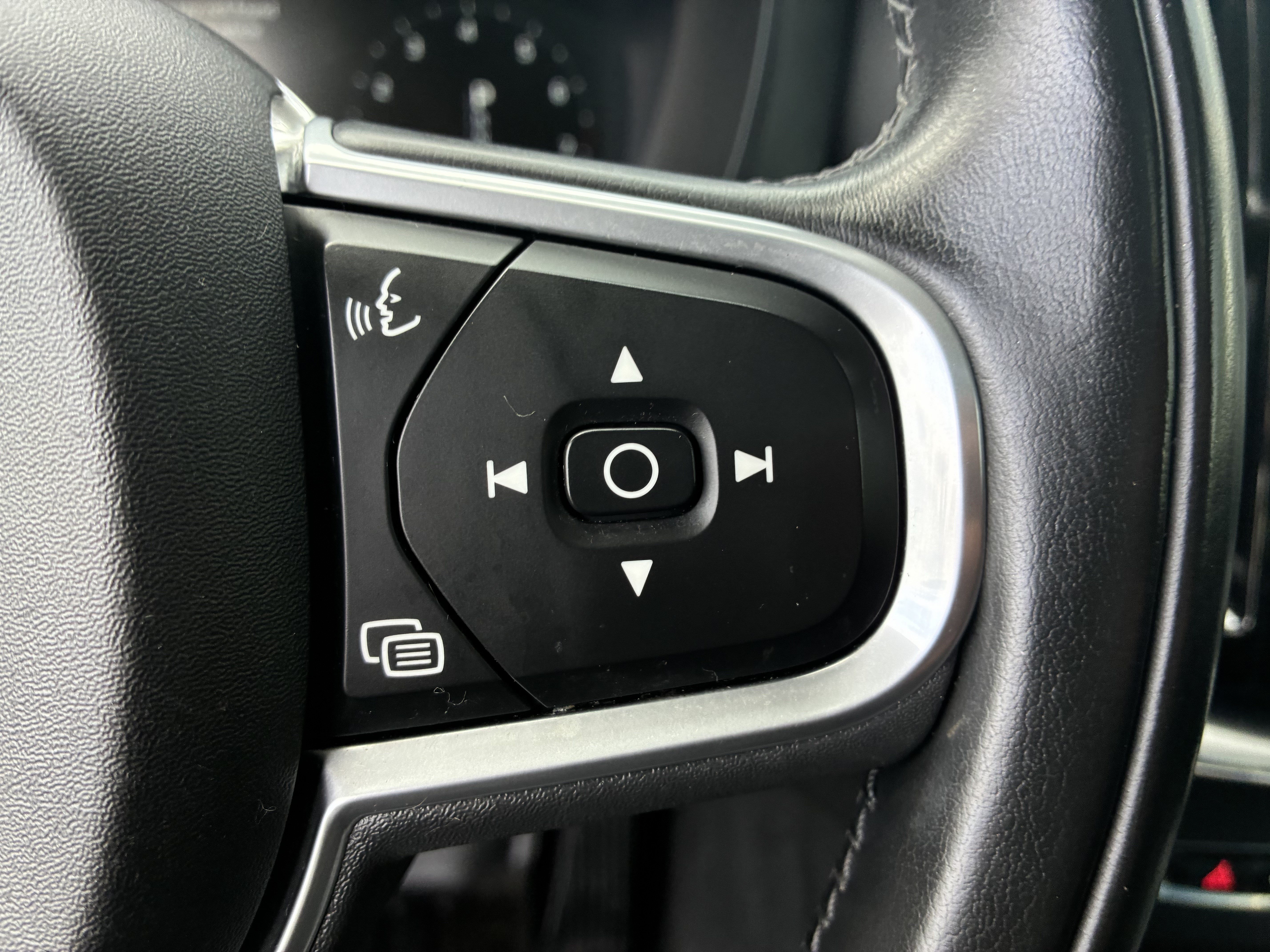 Used 2019 Volvo XC60 T5 Momentum w/ Multimedia Package AWD/4WD image 29