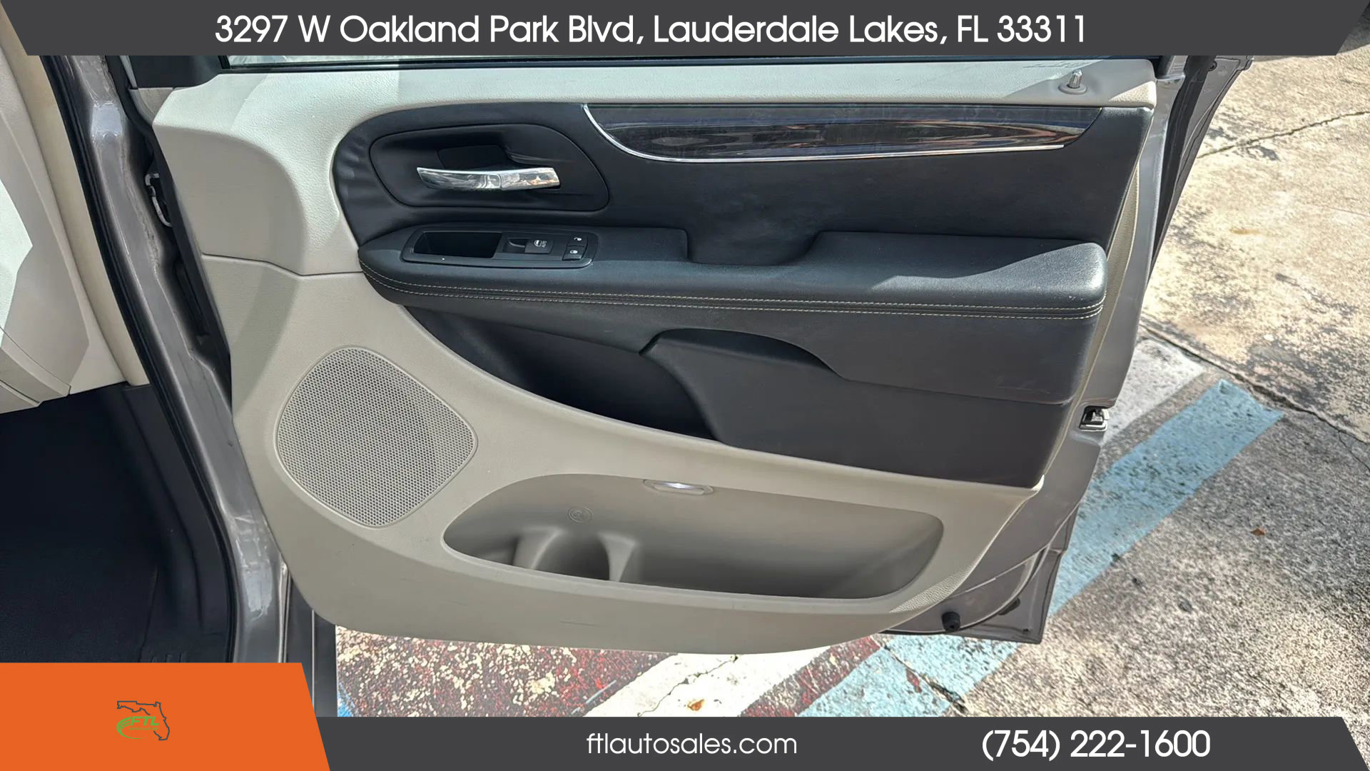 Used 2013 Chrysler Town & Country Touring image 35